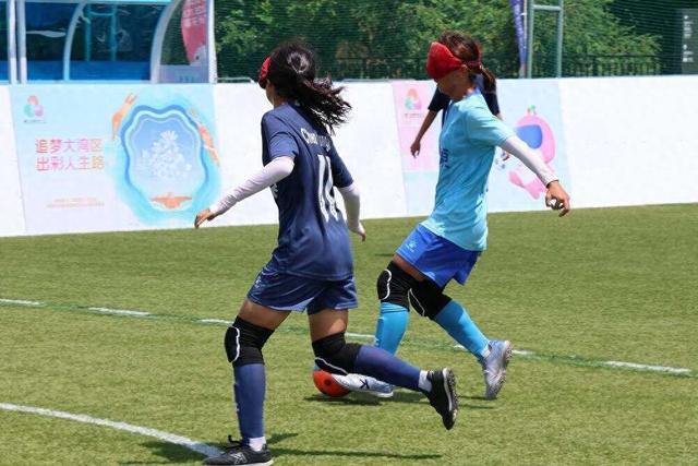 记者张小悦, 手将整个女