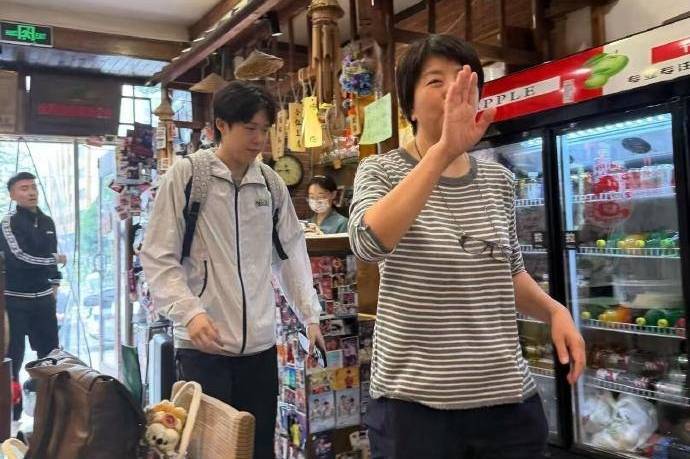 陪伴下外出, 王楚钦背着, 哈世乒赛后